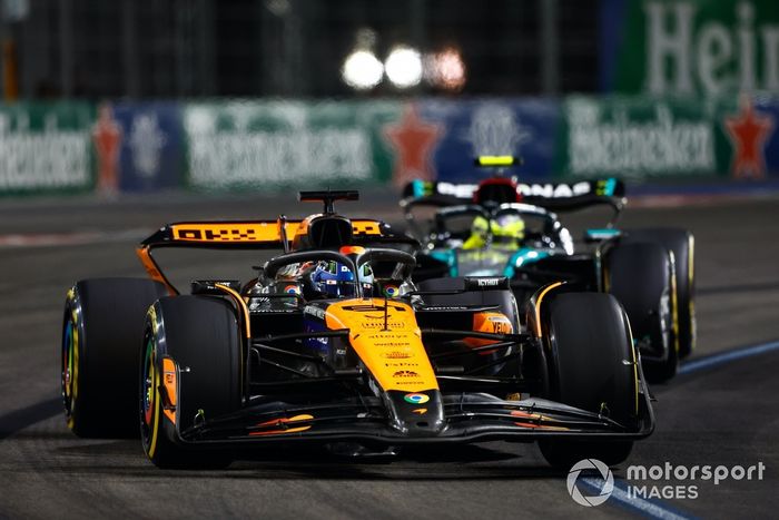 Oscar Piastri, McLaren MCL38, Lewis Hamilton, Mercedes F1 W15