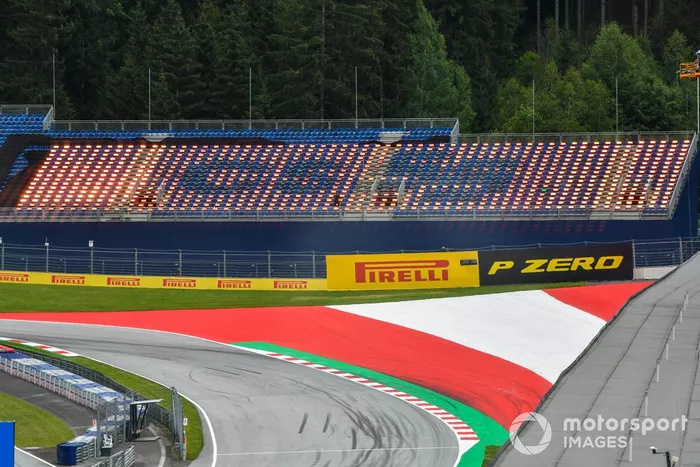 Una tribuna iluminada para Carlos Sainz Jr., McLaren