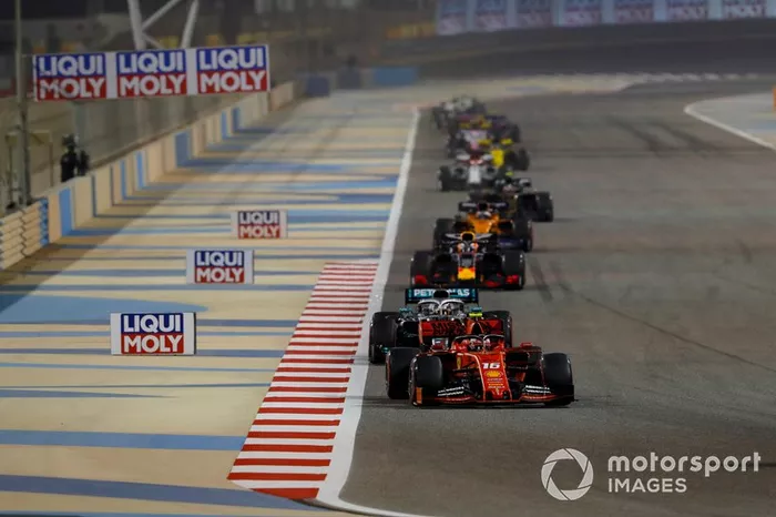 Charles Leclerc, Ferrari SF90, Lewis Hamilton, Mercedes AMG F1 W10, y Max Verstappen, Red Bull Racing RB15