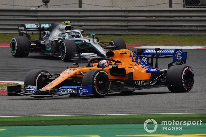 Carlos Sainz Jr., McLaren MCL34, precede Valtteri Bottas, Mercedes AMG W10