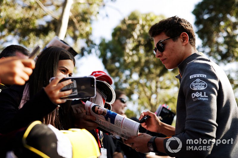 Lando Norris, McLaren, firma un autógrafo para un fan