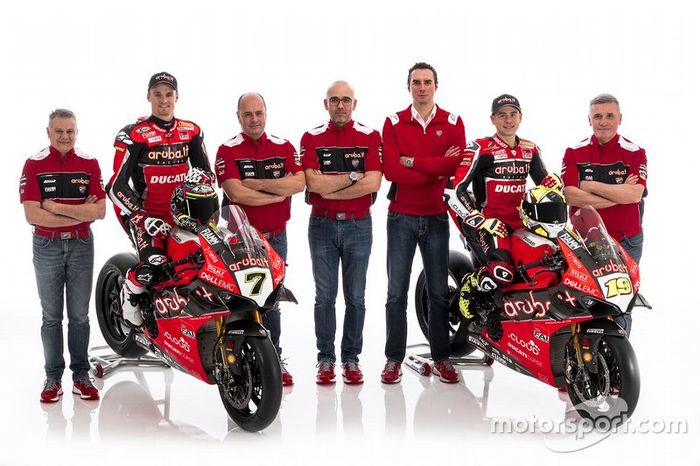 Chaz Davies, Aruba.it Racing-Ducati SBK Team, Alvaro Bautista, Aruba.it Racing-Ducati SBK Team con miembros del equipo.