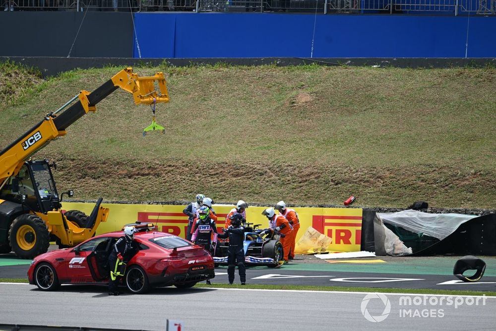 Los oficiales de pista asisten a Esteban Ocon, Alpine A523, tras un choque con Fernando Alonso, Aston Martin AMR23, en el Shootout 1