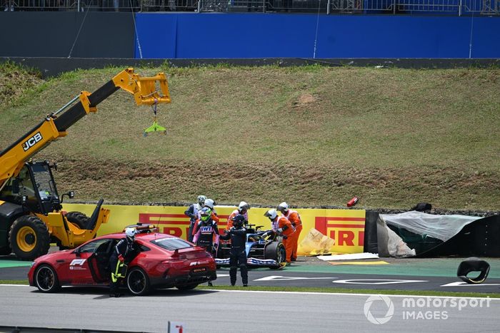 Los comisarios asisten a Esteban Ocon, Alpine A523, tras un choque con Fernando Alonso, Aston Martin AMR23, en el Shootout 1