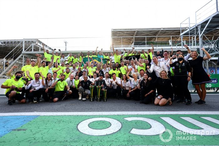 Lewis Hamilton, Mercedes, Peter Bonnington, ingeniero de carrera, Mercedes AMG, Valtteri Bottas, Mercedes, 3ª posición, Toto Wolff, director del equipo y consejero delegado, Mercedes AMG, y el equipo Mercedes celebran la victoria tras la carrera