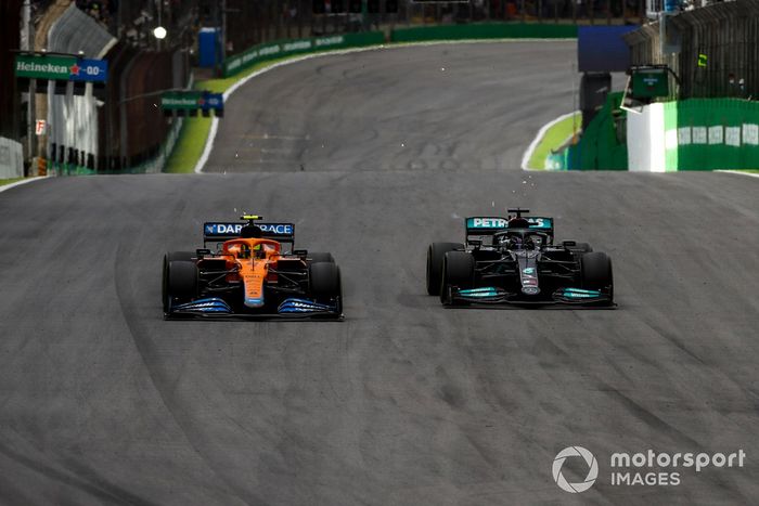 Lando Norris, McLaren MCL35M, lucha con Lewis Hamilton, Mercedes W12