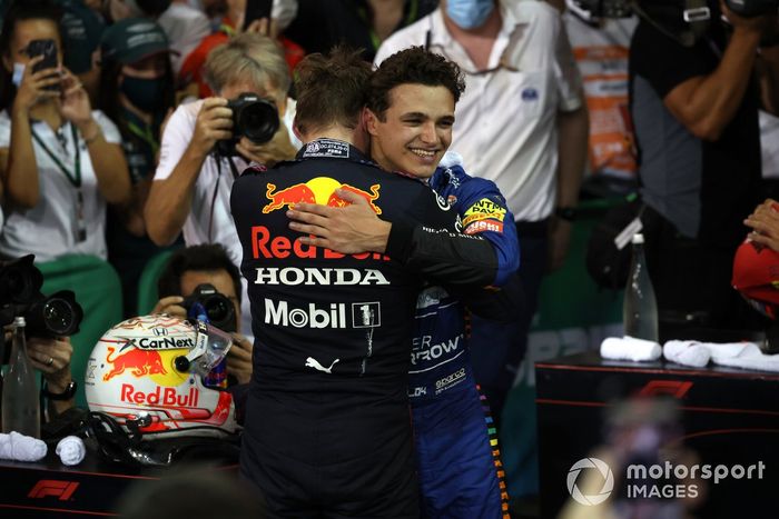 Lando Norris, McLaren, felicita a Max Verstappen, Red Bull Racing, en Parc Ferme