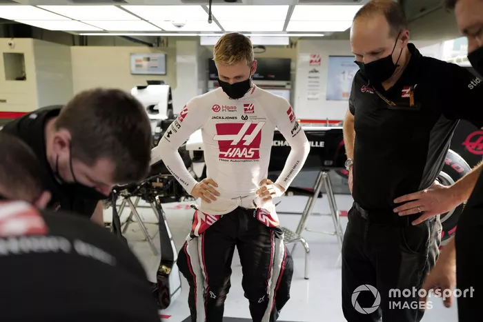 Mick Schumacher, Haas F1, habla con Gary Gannon