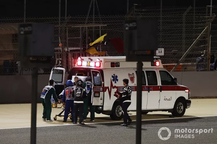 Delegados médicos asisten a Romain Grosjean, Haas F1, después de su accidente