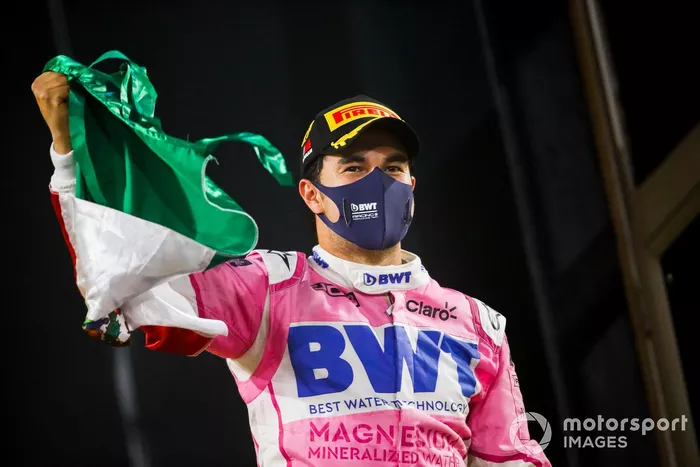 Podio: ganador Sergio Pérez, Racing Point, celebra con una bandera mexicana