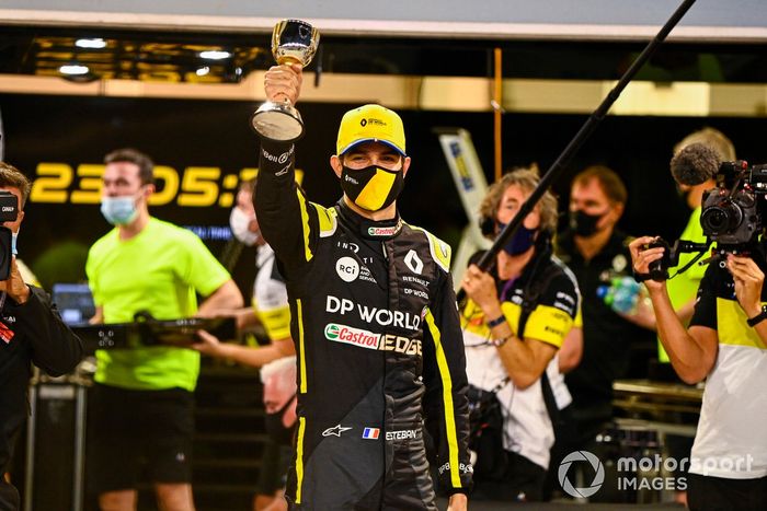 Esteban Ocon, Renault F1, 2ª posición, celebra con su equipo fuera del garaje
