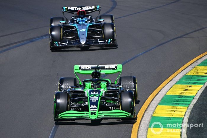 Valtteri Bottas, Kick Sauber C44, George Russell, Mercedes F1 W15