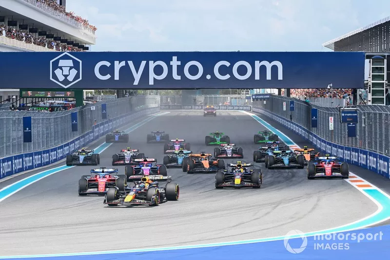 Max Verstappen, Red Bull Racing RB20, devance Charles Leclerc, Ferrari SF-24, Sergio Perez, Red Bull Racing RB20, Daniel Ricciardo, VCARB 01, Carlos Sainz, Ferrari SF-24, Oscar Piastri, McLaren MCL38, et le reste du peloton au départ de la course Sprint.