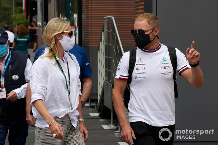 Valtteri Bottas, Mercedes, con su novia, Tiffany Cromwell