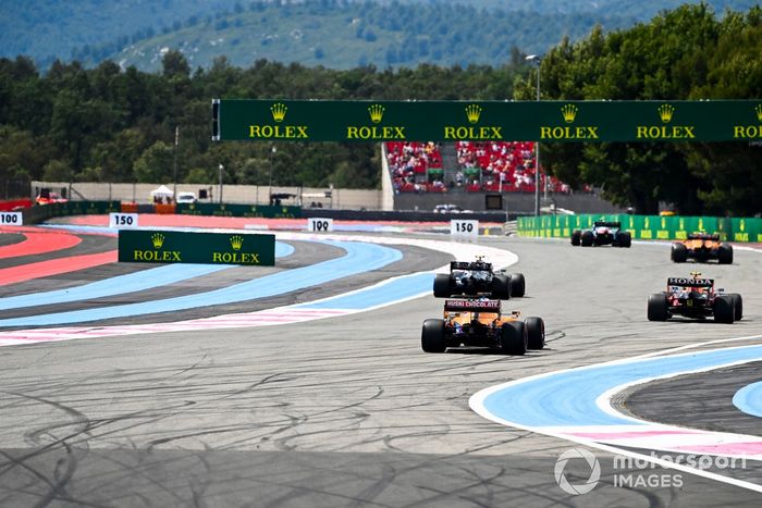 Sergio Pérez, Red Bull Racing RB16B, Daniel Ricciardo, McLaren MCL35M