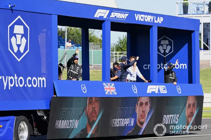 Primer lugar de la carrera Sprint Max Verstappen, Red Bull Racing, segundo lugar Lewis Hamilton, Mercedes y el tercer lugar Valtteri Bottas, Mercedes, recorren el circuito en el camión de la vuelta de la victoria tras la clasificación Sprint