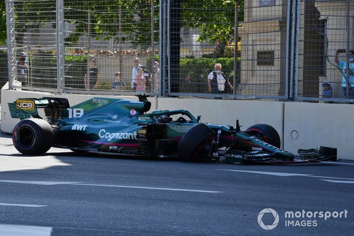 Lance Stroll, Aston Martin AMR21, choca durante la clasificación