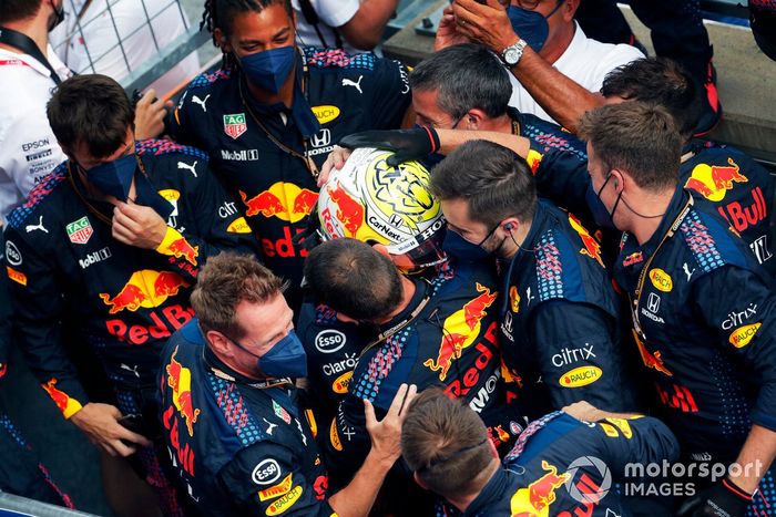 Ganador Max Verstappen, Red Bull Racing, celebra con su equipo en el Parc Ferme