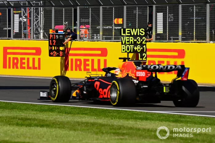 Max Verstappen, Red Bull Racing RB16B, pit board