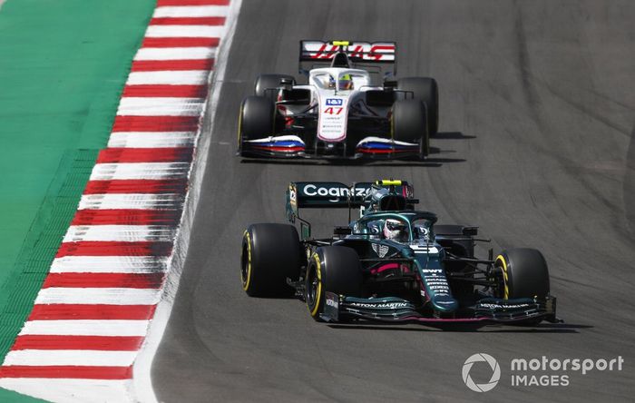 Sebastian Vettel, Aston Martin AMR21, Mick Schumacher, Haas VF-21