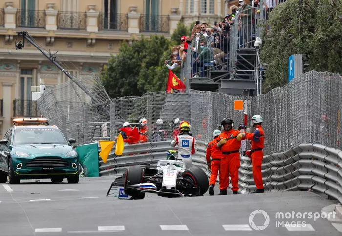 Los oficiales de pista asisten a Mick Schumacher, Haas VF-21, tras su accidente en la FP3