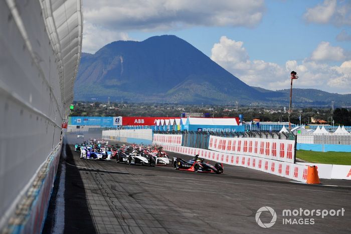 Oliver Rowland, Nissan e.Dams, Nissan IMO2, Pascal Wehrlein, Tag Heuer Porsche, Porsche 99X Electric, Edoardo Mortara, Venturi Racing, Silver Arrow 02, Jake Dennis, BMW I Andretti Motorsport, BMW iFE.21, the rest of the field at the start