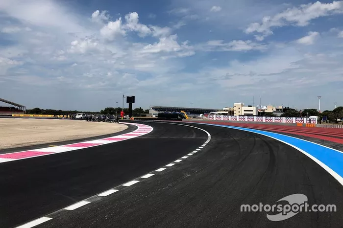 Vue détaillée de la voie des stands sur le Circuit Paul Ricard