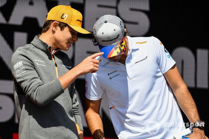 Lando Norris, McLaren y Carlos Sainz Jr., McLaren en el escenario en la Fan Zone