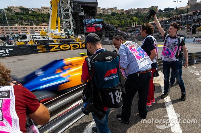 Fotógrafos en la pista
