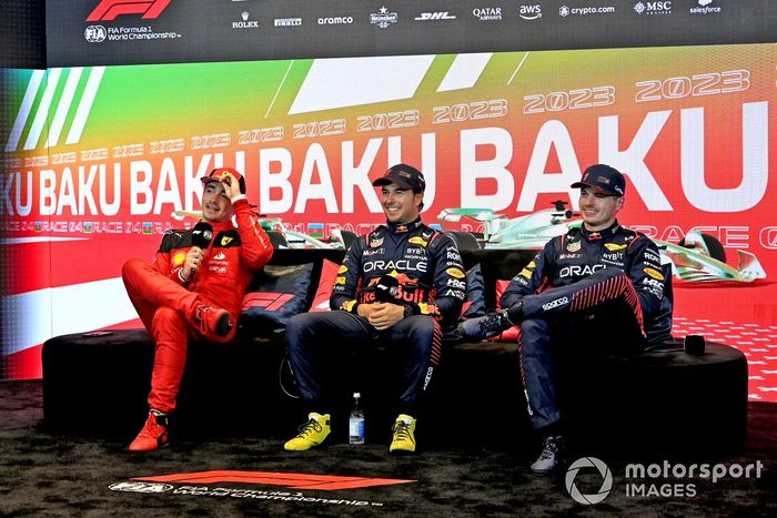 Charles Leclerc, Scuderia Ferrari, 2ª posición, Sergio Pérez, Red Bull Racing, 1ª posición, Max Verstappen, Red Bull Racing, 3ª posición, en la rueda de prensa posterior a la carrera Sprint.