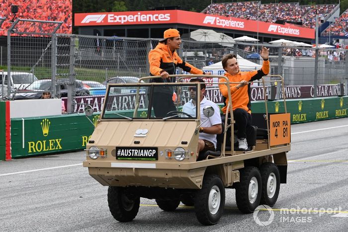 Lando Norris, McLaren y Oscar Piastri, McLaren durante el desfile de pilotos