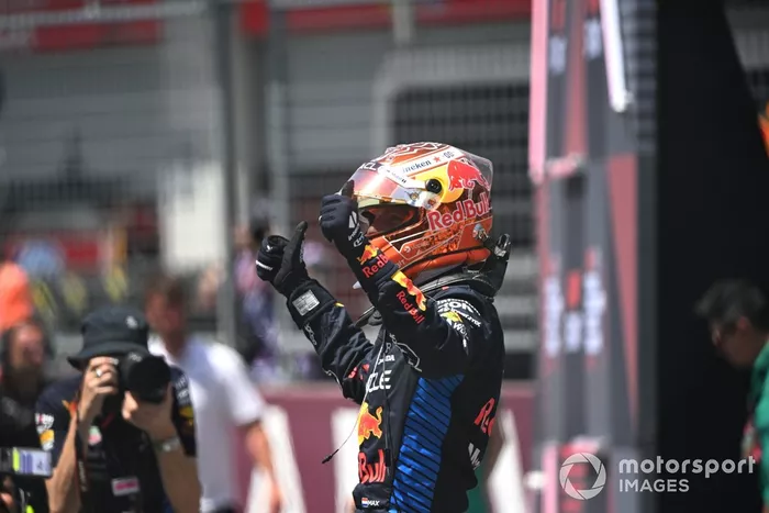 Max Verstappen, Red Bull Racing, 1ª posição, em Parc Ferme após o Sprint
