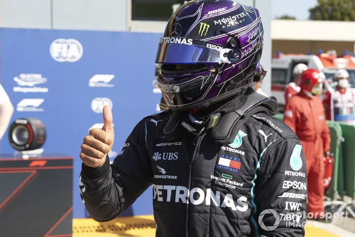 Ganador de la pole Lewis Hamilton, Mercedes-AMG F1, celebra