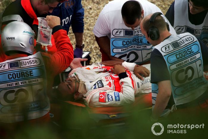 Lewis Hamilton,  McLaren, es llevado en helicóptero al hospital tras su fuerte accidente