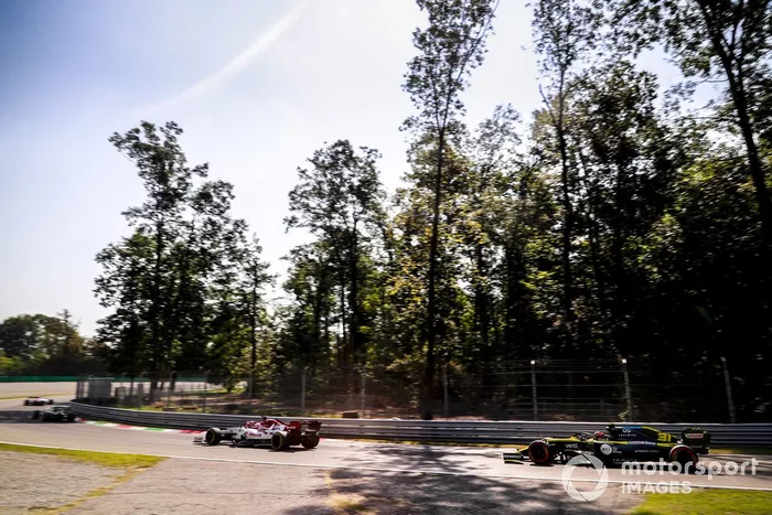 Kimi Raikkonen, Alfa Romeo Racing C39, Esteban Ocon, Renault F1 Team R.S.20