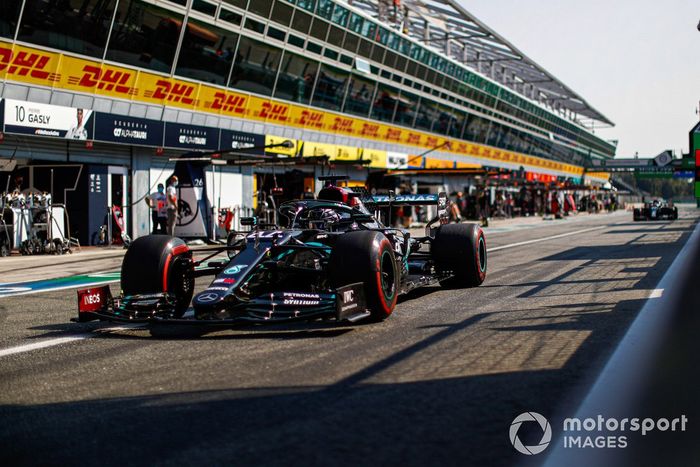 Lewis Hamilton, Mercedes F1 W11, pit lane