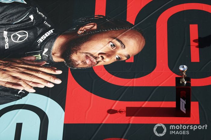 El trofeo y una pancarta en la parrilla