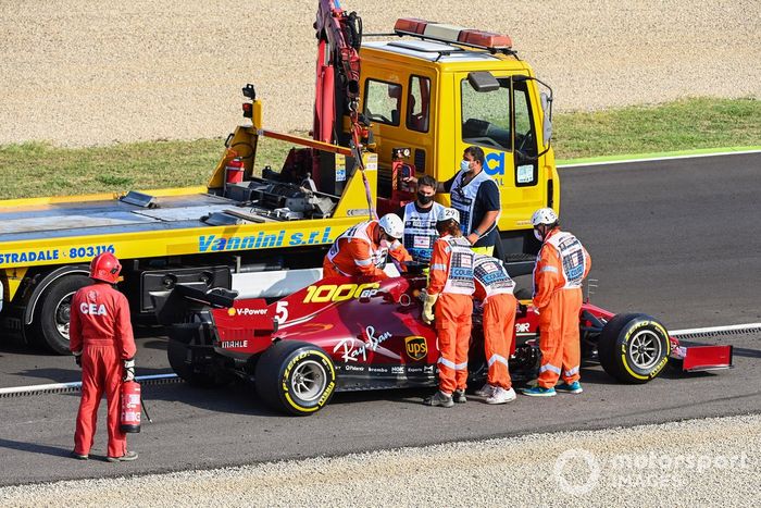 El monoplaza de Sebastian Vettel, Ferrari SF1000,es montado en una grúa