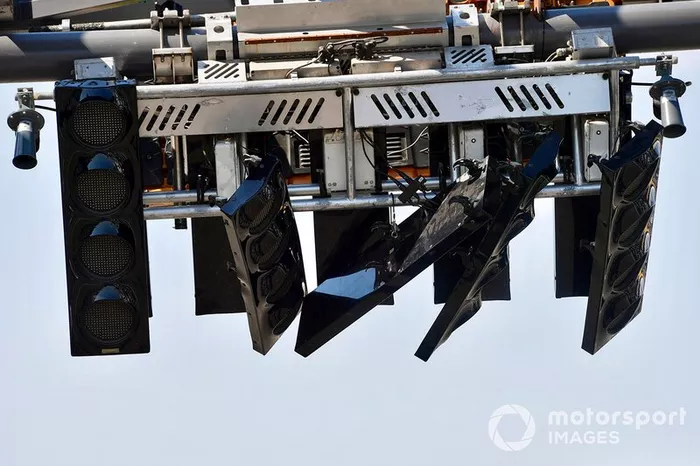 Reparación de las luces de salida después de que un autobús se estrelló contra ellas