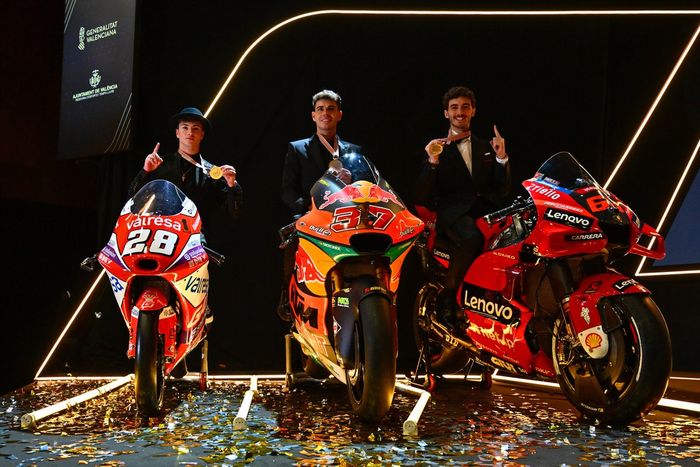 El campeón de Moto3 Izan Guevara, GasGas Aspar Team, el campeón de Moto2 Augusto Fernández, Red Bull KTM Ajo, el campeón de MotoGP Francesco Bagnaia, Ducati Team