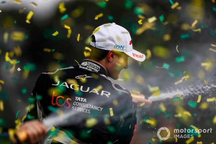 Mitch Evans, Jaguar Racing , 1ª posición, rocía Champán en el podio