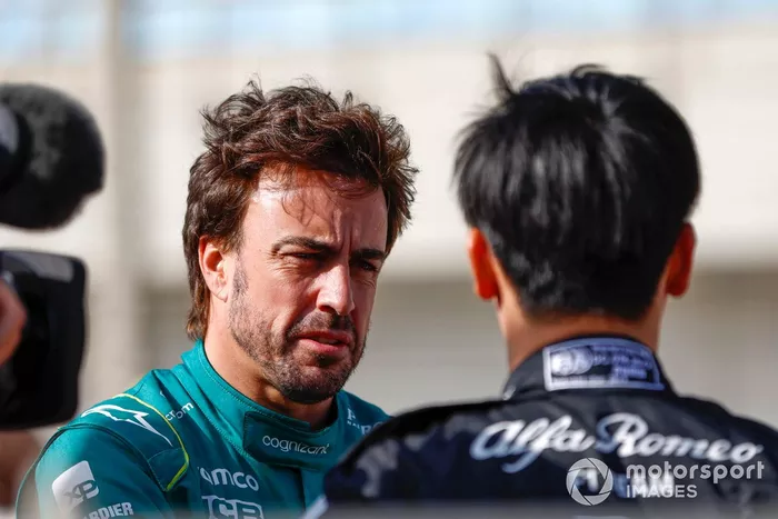 Fernando Alonso, Aston Martin F1 Team, habla con Guanyu Zhou, Alfa Romeo F1 Team 