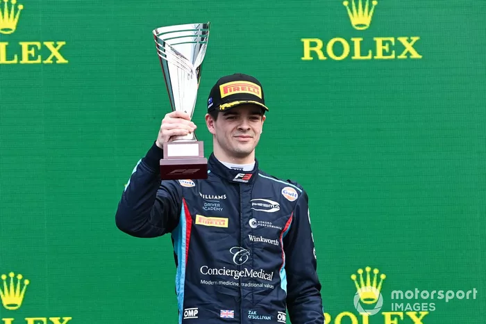 Zak O'Sullivan, Prema Racing celebra en el podio con el trofeo