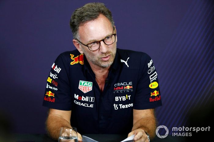 Christian Horner, director del equipo Red Bull Racing, en una rueda de prensa sobre las recientes conclusiones del incumplimiento del límite de costos. La FIA ha impuesto a Red Bull una multa de 7 millones de dólares y una reducción de las pruebas aerodinámicas