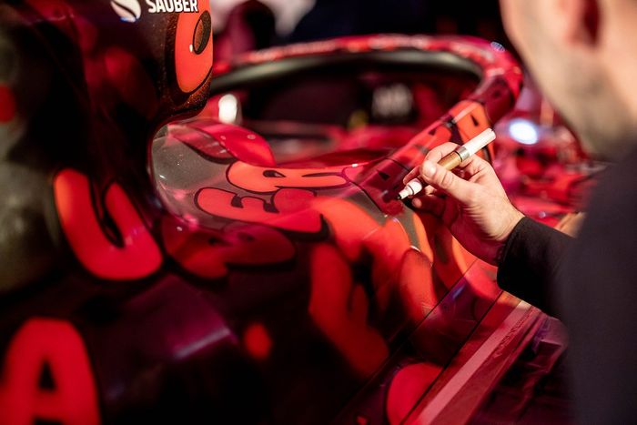 Presentación del Alfa Romeo F1 Team Stake x BOOGIE art car