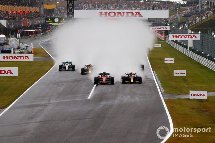 Max Verstappen, Red Bull Racing RB18, lucha con Charles Leclerc, Ferrari F1-75