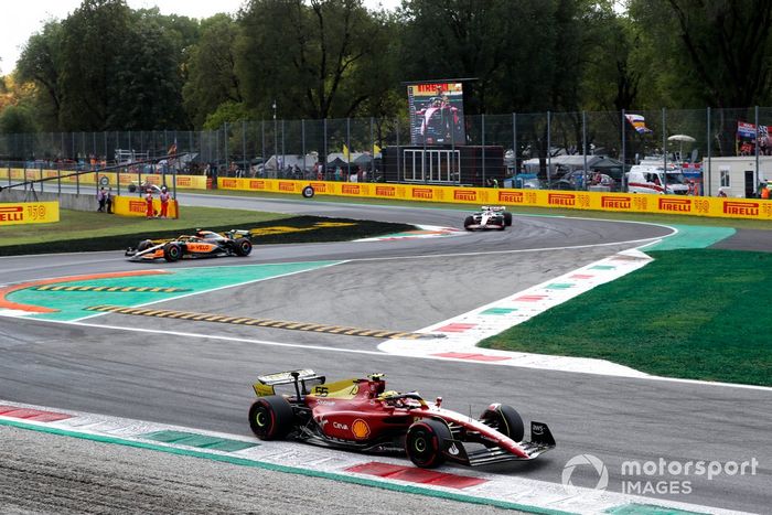 Carlos Sainz, Ferrari F1-75, Lando Norris, McLaren MCL36