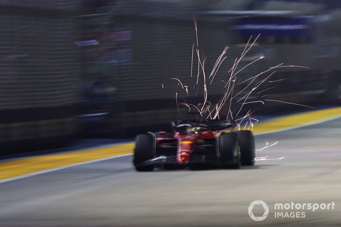 Charles Leclerc, Ferrari F1-75, echa chispas