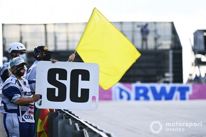 Los oficiales de pista despliegan el tablero de Safety Car