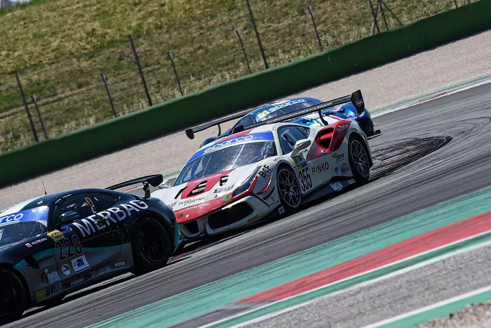 #355 Easy Race, Ferrari 488 Challenge: Francesca Linossi, Daniel Vebster
